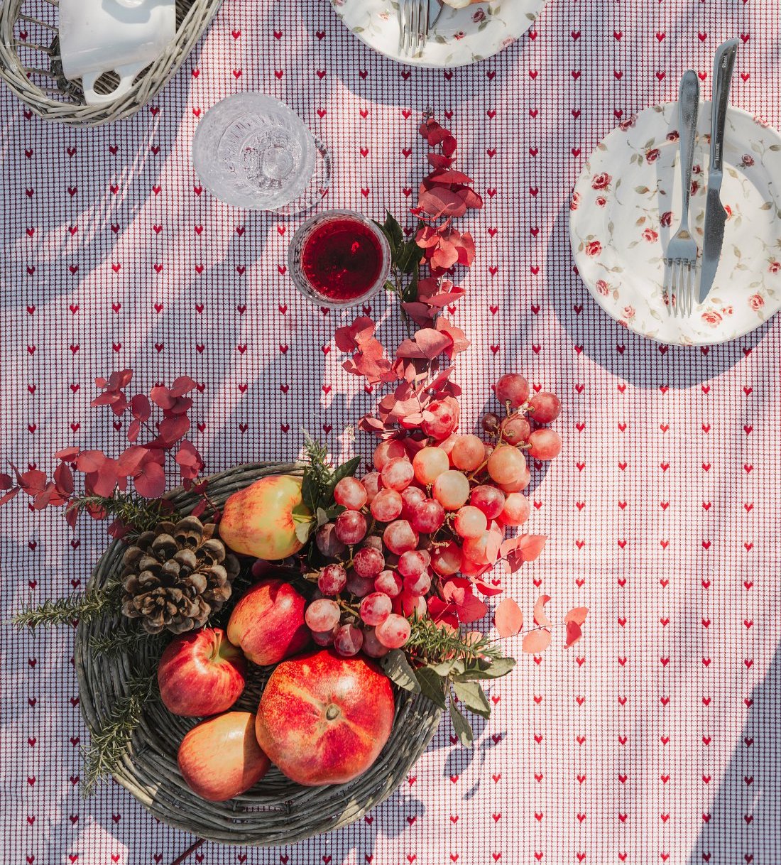 Blanc MariClo' - Centrotavola di eucalipto, uva, mele e melograni